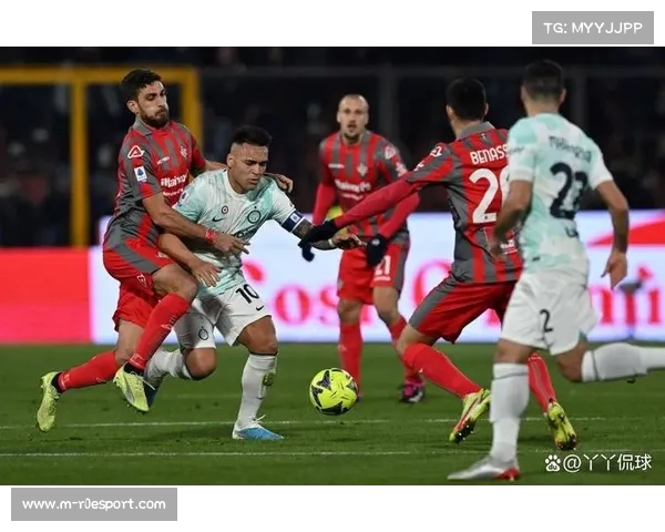 雷恩球迷主场营造狂热氛围，试图激励低迷球队爆冷领头羊